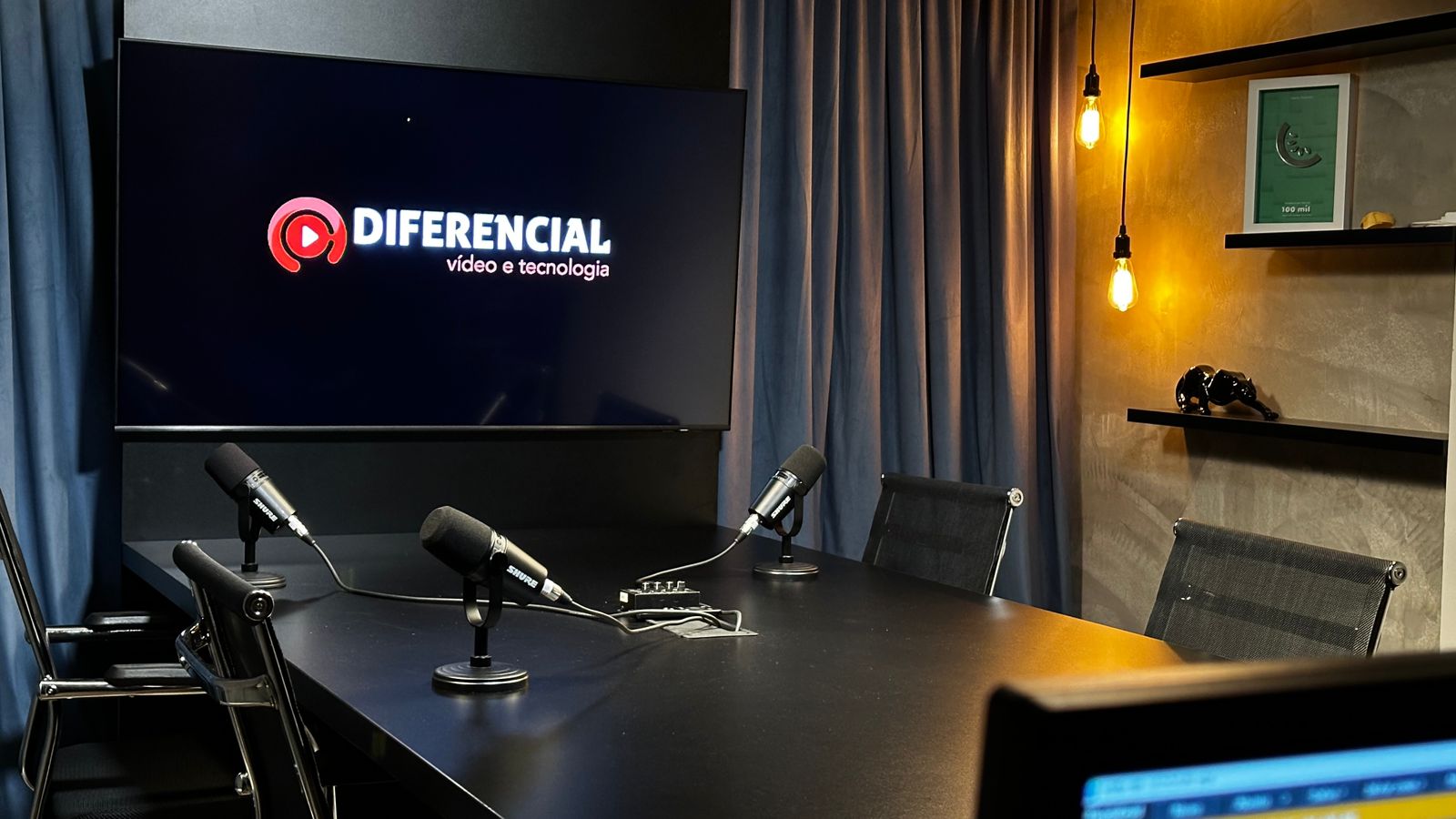 Detalhe do estúdio de podcast da Diferencial Vídeo