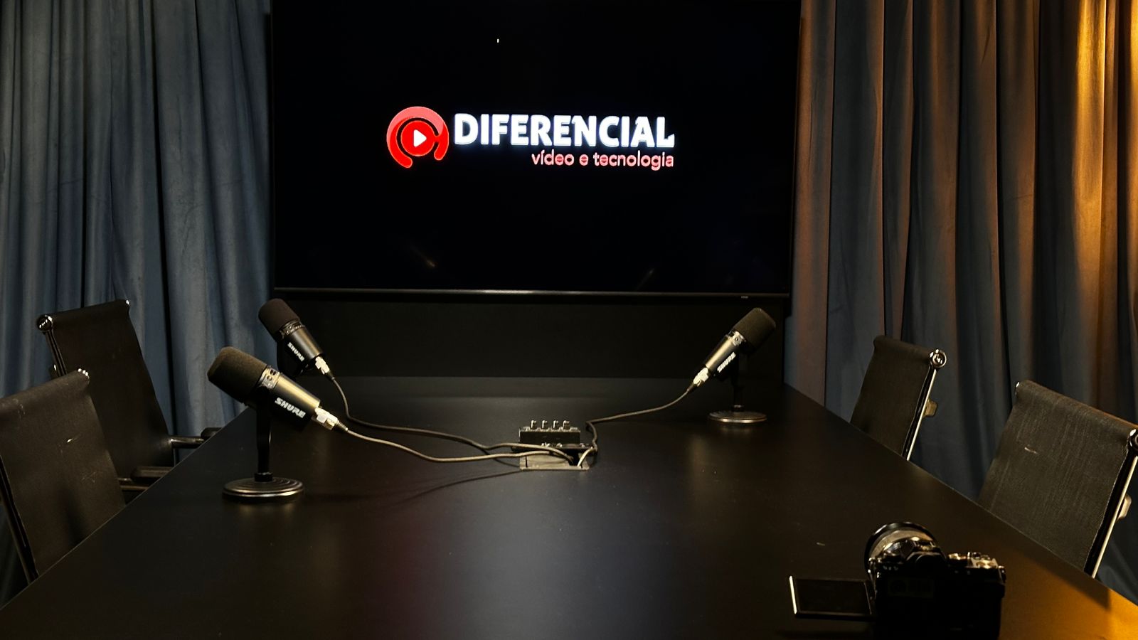 Outro ângulo do estúdio de podcast da Diferencial Vídeo